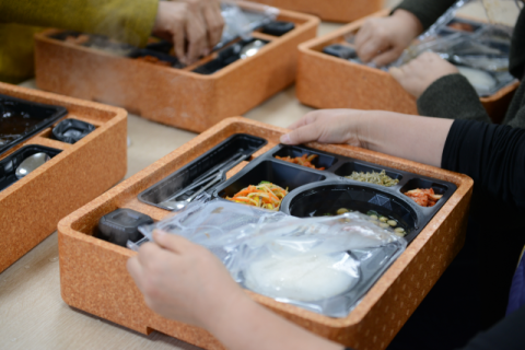 밀라노 올림픽 선수들 '따뜻한 식사' 책임진 도시락 용기업체, 구미에 있다는데