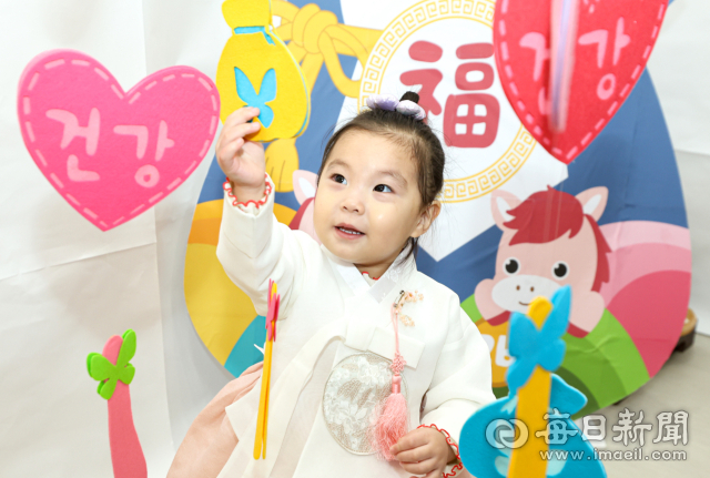 설 연휴를 앞두고 12일 온뜨레피움어린이집에서 한 어린이가 복(福)주머니를 움켜쥐고 있다. 민족 최대 명절인 설을 앞두고 닷새 안팎의 연휴를 맞아 가족·친지를 찾는 귀향객들의 발길이 이어질 전망이다. 안성완 기자 asw0727@imaeil.com