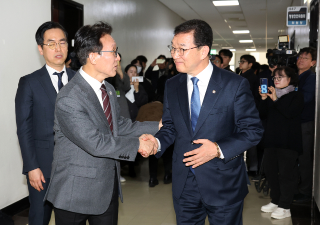 행정통합안 의결을 앞두고 국회를 방문한 김민석 국무총리가 12일 국회 행정안전위원장실에서 신정훈 국회 행정안전위원장과 면담을 마친 뒤 신 위원장의 배웅을 받고 있다. 연합뉴스