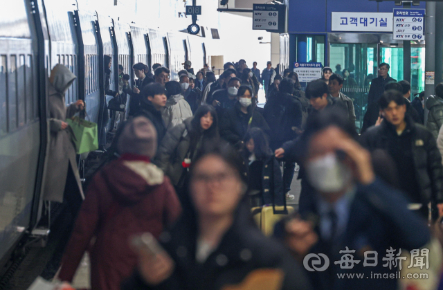 [포토뉴스] 황금 설 연휴 앞두고 붐비는 동대구역