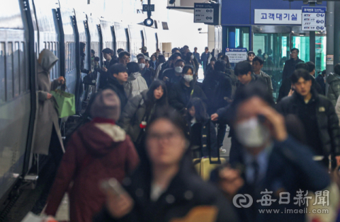 [포토뉴스] 황금 설 연휴 앞두고 붐비는 동대구역
