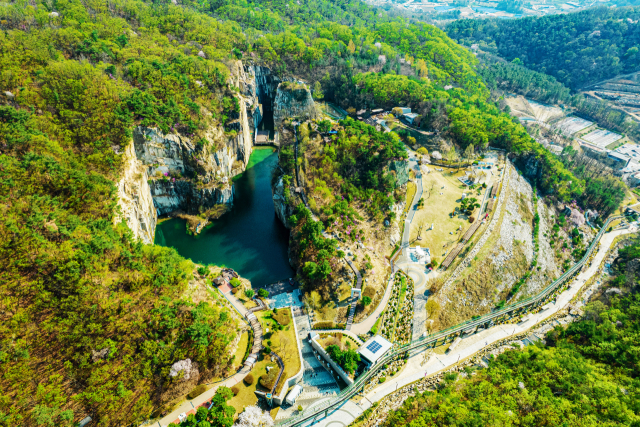 버려진 폐석산을 문화예술공원으로 개조한 포천아트밸리는 2009년 문을 열었다. 포천시 제공