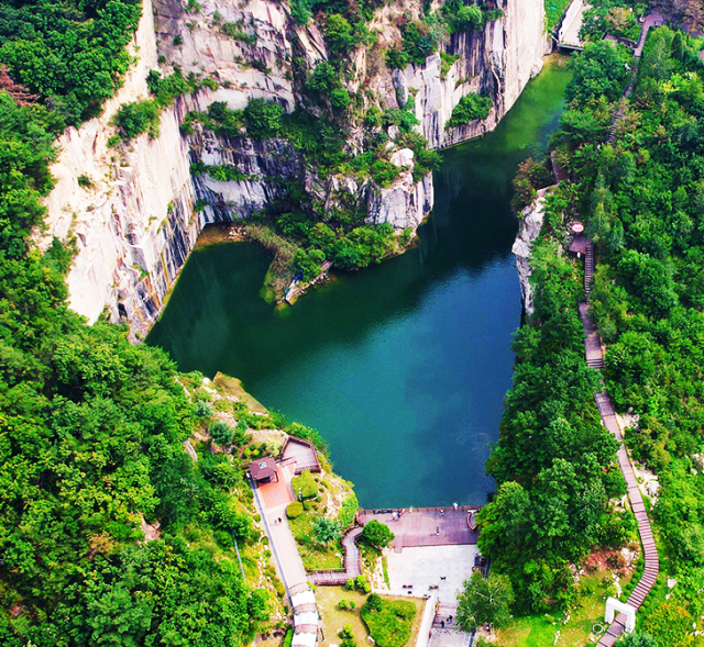 포천아트밸리의 중앙에 자리한 천주호는 인공호수로, 화강석 채석 과정에서 생겨난 구덩이에 빗물과 지하수를 받아 만들었다. 주변 경관과 어우러져 신비한 분위기를 자아낸다. 포천시 제공