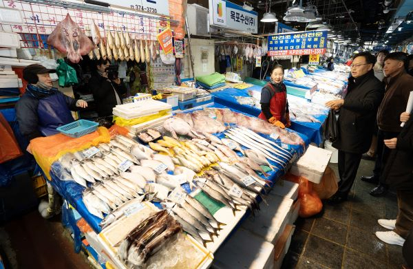 김성범 해양수산부 장관 직무대행이 12일 서울 마포농수산물시장을 방문해 설 성수품 수급과 가격 동향을 점검하고 있다. [사진=해수부]