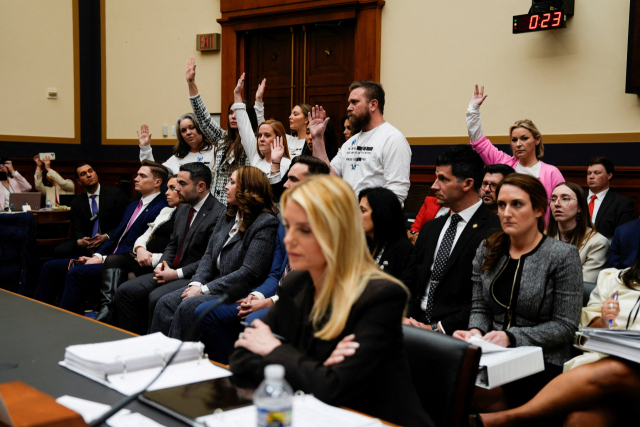 11일(현지시간) 워싱턴DC에서 열린 미 하원 법사위원회 청문회에서 제프리 엡스타인 사건의 생존 피해자들이 손을 들고 있다. 댄 골드먼 의원(민주당)이 팸 본디 법무장관이 이끄는 미 법무부와 면담하지 못한 사람이 누구인지 묻자 이에 응답한 것이다. 로이터 연합뉴스