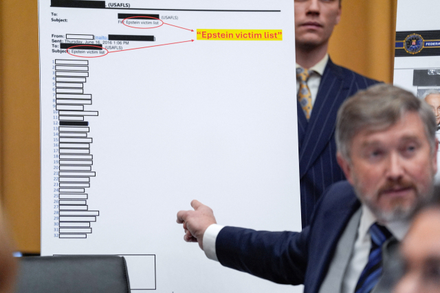 11일(현지시간) 워싱턴DC에서 열린 미 하원 법사위원회 청문회에서 토머스 매시 의원이 팸 본디 미 법무장관을 상대로 