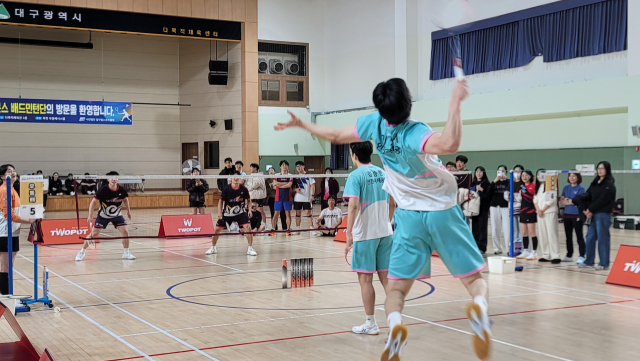 인천국제공항 스카이몬스 배드민턴단(감독 안재창)이 지난 12일 달구벌스포츠클럽 다목적체육관에서 대구시민을 위한 배드민턴 시범경기를 하는 모습.