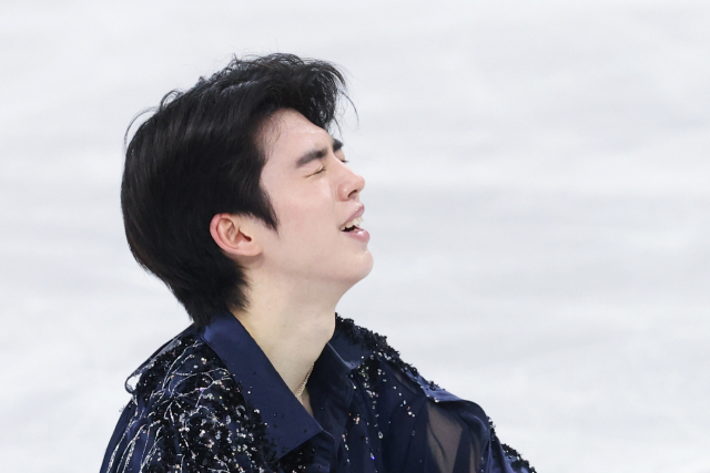 10일(현지시간) 이탈리아 밀라노 아이스스케이팅 아레나에서 열린 2026 밀라노·코르티나담페초 동계올림픽 남자 싱글 쇼트 프로그램에 출전한 차준환이 연기를 마친 뒤 숨을 고르고 있다. 차준환은 총점 92.72점을 받으며 오전 4시 50분까지 연기를 마친 15명의 선수 중 1위에 올라 상위 24명의 선수가 나설 수 있는 프리 스케이팅 진출을 확정했다. 연합뉴스