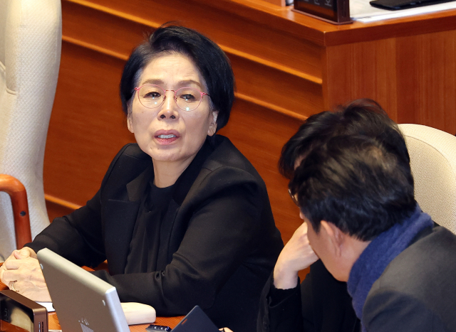 더불어민주당 최민희 의원이 29일 국회에서 열린 본회의에서 동료 의원과 얘기를 나누고 있다. 연합뉴스