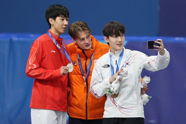 지난 2월 12일(현지시간) 이탈리아 밀라노 아이스스케이팅 아레나에서 열린 2026 밀라노·코르티나담페초 동계올림픽 쇼트트랙 남자 1,000m 시상식에서 동메달을 획득한 한국 임종언(오른쪽)이 금메달을 딴 네덜란드 옌스 판트 바우트(가운데), 중국 쑨룽과 함께 기념사진을 찍고 있다. 연합뉴스