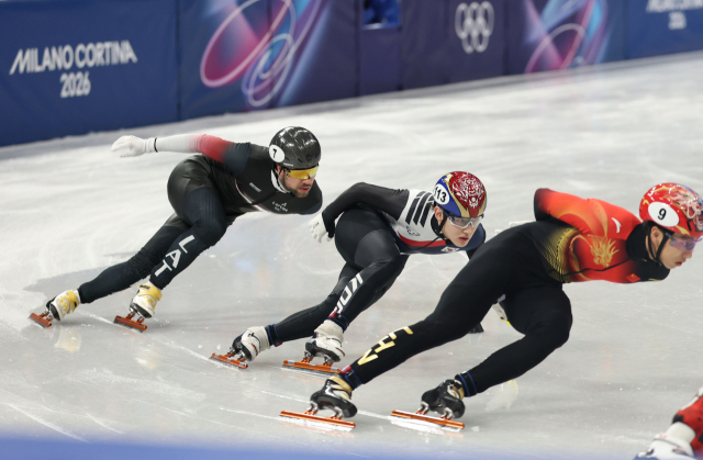 지난 2월 12일(현지시간) 이탈리아 밀라노 아이스스케이팅 아레나에서 열린 2026 밀라노·코르티나담페초 동계올림픽 쇼트트랙 남자 1,000m 결승에서 동메달을 획득한 한국 임종언이 질주하고 있다. 연합뉴스