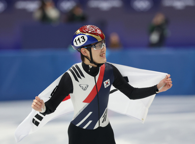 12일(현지시간) 이탈리아 밀라노 아이스스케이팅 아레나에서 열린 2026 밀라노·코르티나담페초 동계올림픽 쇼트트랙 남자 1,000m 결승에서 동메달을 획득한 한국 임종언이 태극기를 몸에 두르고 기뻐하고 있다. 연합뉴스