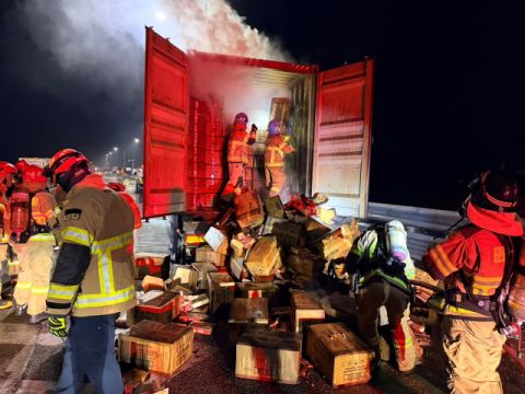  고령서 24톤 트레일러 전소…인명피해는 없어