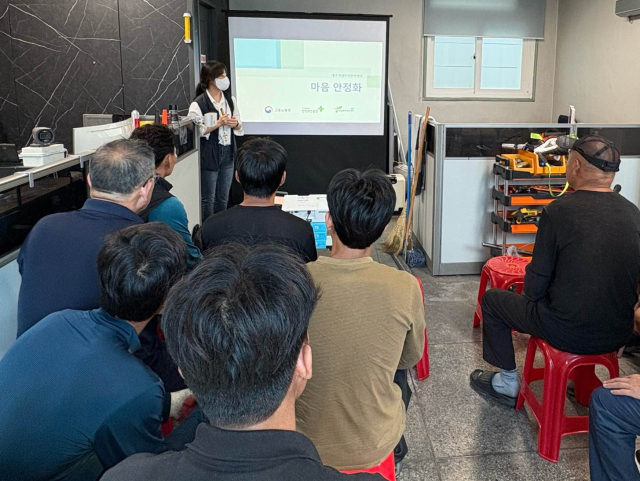 산업재해가 잦은 건설·제조 현장은 대부분 남성 중심 사업장이다. 심리상담에 대한 접근 자체가 쉽지 않고, 상담을 받는 것이 혹시 불이익으로 이어지지 않을지에 대한 우려도 크다. 산업재해 트라우마 집체 상담을 받고 있는 근로자들.