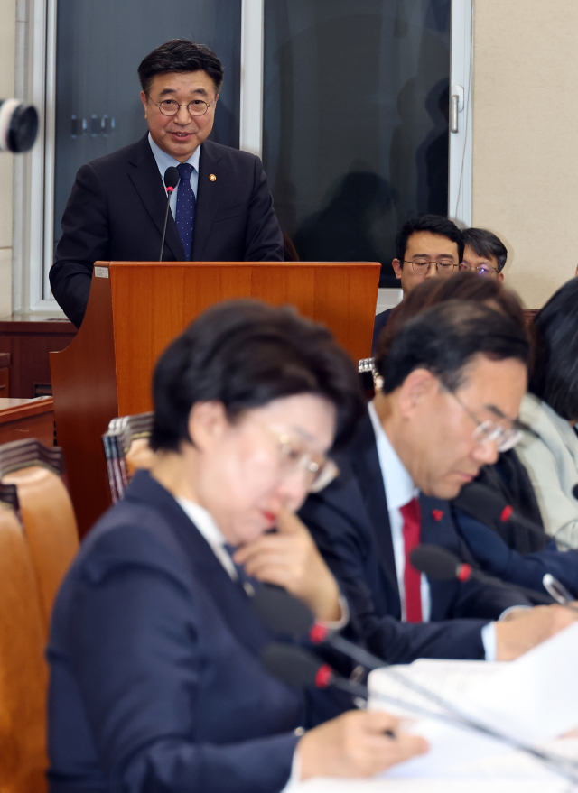 윤호중 행정안전부 장관이 12일 국회에서 열린 행정안전위원회 전체 회의에서 충남대전, 전남·광주, 대구경북 지역의 행정통합을 위한 특별법과 관련, 발언하고 있다. 연합뉴스