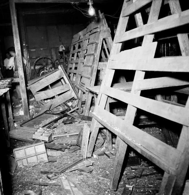 곤봉과 대해머 등으로 무장한 괴한 20여명이 대구매일신문 공무국과 제작시설을 무차별 파괴해 납활자와 제작시설이 어지럽게 널려있다. 매일신문 DB.