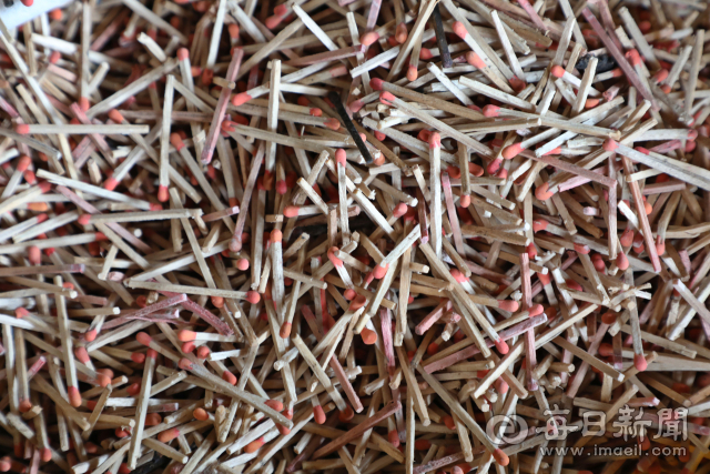 의성 성광성냥공장에 남아있는 성냥개비. 정운철 기자 woon@imaeil.com