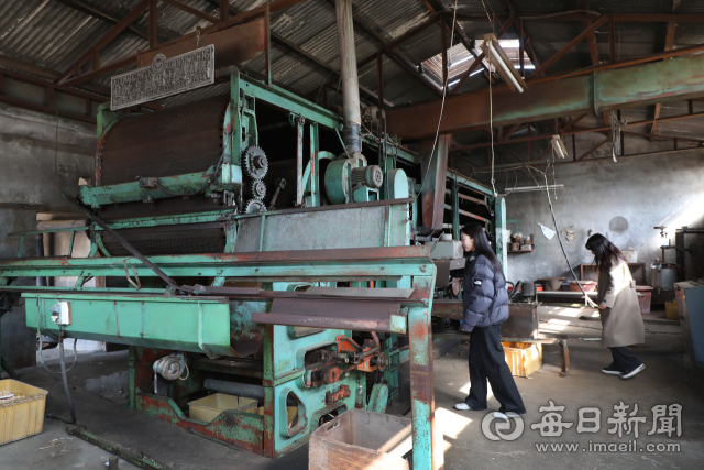 1954년 2월 8일 설립된 옛 성광성냥공장 내부. 수십 년 전 가동을 멈춘 윤전기와 녹슨 기어, 작업대가 산업화 초기 성냥 제조 자동화의 흔적을 고스란히 보여준다. 정운철 기자 woon@imaeil.com