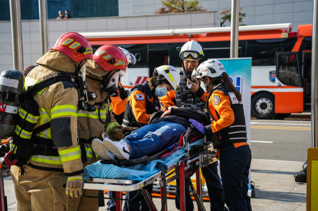 소방대원들이 구급활동을 펼치고 있는 모습. 대구소방안전본부 제공