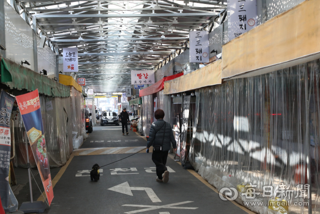 한때 1천여 개 점포로 붐볐던 방천시장. 쇠락을 겪던 시장은 김광석 다시 그리기 길 조성과 함께 다시 활기를 찾았다. 정운철 기자 woon@imaeil.com