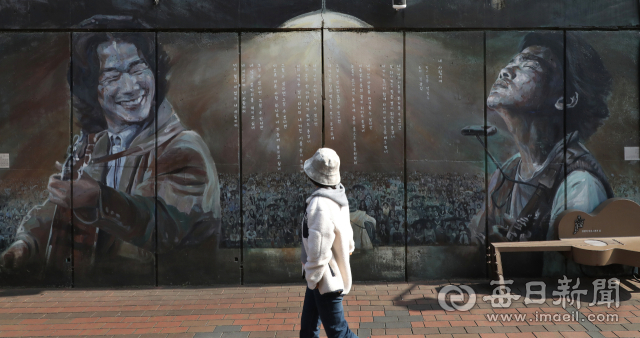 울고 웃으며 기타를 든 김광석의 모습이 벽화로 재현돼 있다. 