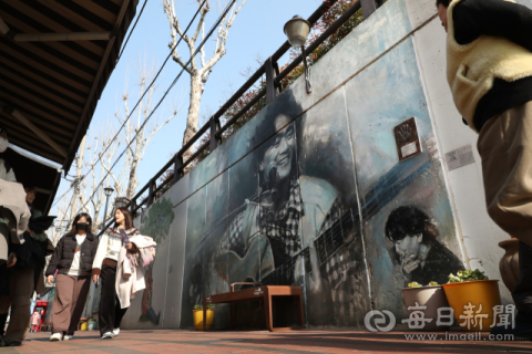 [두나의 두발 산책]  노래가 된 골목, 영원한 가객을 만나다 