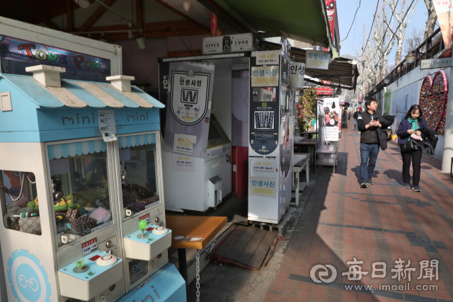 오락실과 문구점, 뽑기 기계가 줄지어 선 골목. 중장년층에게는 향수를, 젊은 세대에게는 색다른 체험을 선사한다. 정운철 기자 woon@imaeil.com