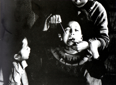 [매일신문 전국 어린이  사진공모전 70년]<1964년 10회>장려상 이창원 작 '아프다'