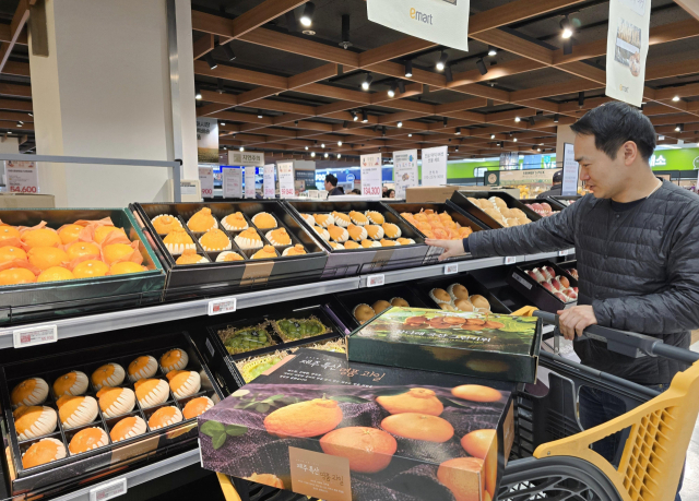 귀성길 막판떨이…백화점 마감 세일 vs 편의점 금괴 전쟁