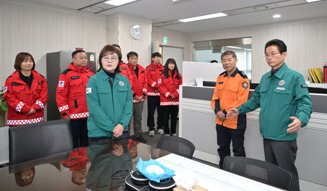 설 연휴 첫날, 이철우 지사 종합상황실 점검…