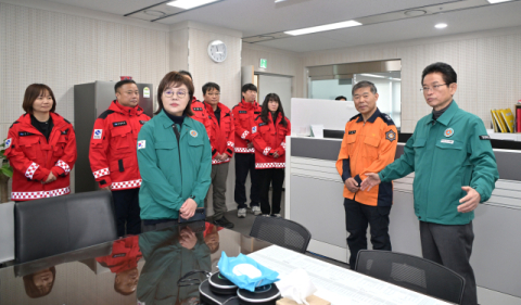 설 연휴 첫날, 이철우 지사 종합상황실 점검…