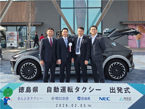 지난 5일 열린 일본 도쿠시마현 나루토시 자율주행 택시 실증 사업 개소식에 참여한 오노토머스에이투지 경영진(왼쪽부터 김호진 상무, 한지형 대표, 유병용 부사장, 손진우 상무)이 기념촬영을 하고 있다. 오노토머스에이투지 제공