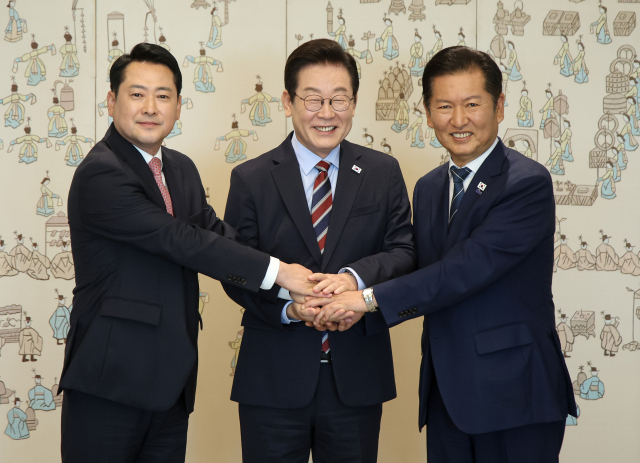 지난해 9월8일 이재명 대통령과 정청래 더불어민주당 대표, 장동혁 국민의힘 대표가 서울 용산 대통령실에서 오찬 회동을 하기 전 악수하며 기념 사진을 촬영하고 있다. 대통령실사진기자단