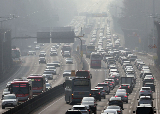 설 연휴 둘째 날인 15일 오전 귀성행렬이 이어지며 고속도로 곳곳에서 정체를 빚고 있다. 한국도로공사에 따르면 오전 8시 기준 서울 요금소에서 전국 주요 도시까지 걸리는 예상 시간은 부산 6시간 10분, 울산 5시간 50분, 목포 5시간 10분, 대구 5시간 10분, 광주 4시간 40분, 강릉 3시간 10분, 대전 2시간 20분이다. 설 연휴인 15일 경부고속도로 서울 잠원 IC 인근이 서울을 빠져나가는 하행선 차량(오른편)으로 붐비고 있다. 연합뉴스