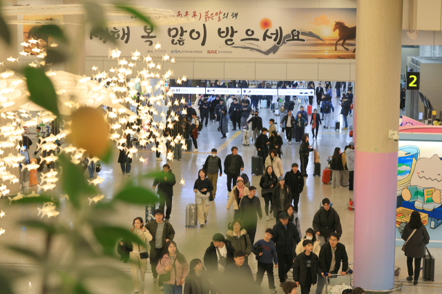설 연휴 첫날인 14일 제주국제공항이 제주를 찾은 귀성객과 관광객으로 북적이고 있다. 연합뉴스