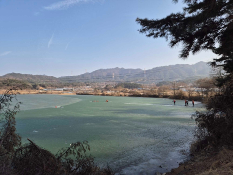 [속보] 저수지 빠진 60대, 얼음판 붙잡고 40분 버텼다…소방에 극적 구조