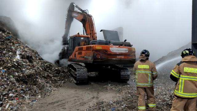영천시 도남동 생활폐기물 소각처리시설 화재 잔불 정리 모습. 경북소방본부 제공