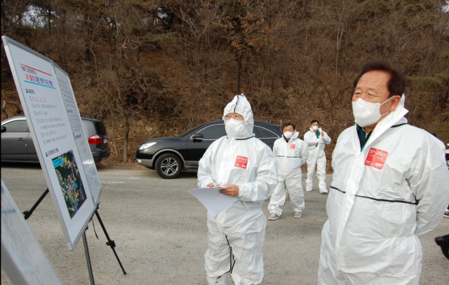 박현국 군수가 지난 15일 방역복을 입고 초소를 점검한 자리에서 
