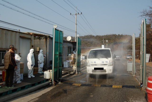 박현국 군수가 지난 15일 방역복을 입고 초소를 점검한 자리에서 