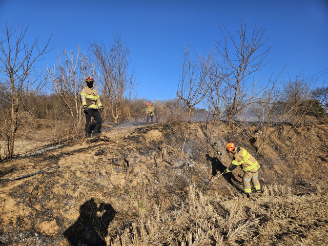 17일 오후 4시 17분쯤 상주시 초산동 한 농두렁에서 화재가 발생해 소방 당국이 진압에 나섰다. 경북소방본부 제공