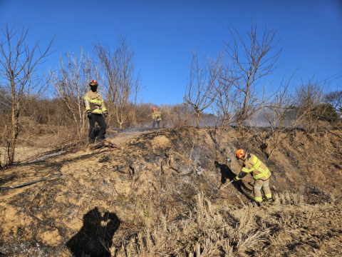 상주 초산동 논두렁 화재 발생...20분 만에 초진