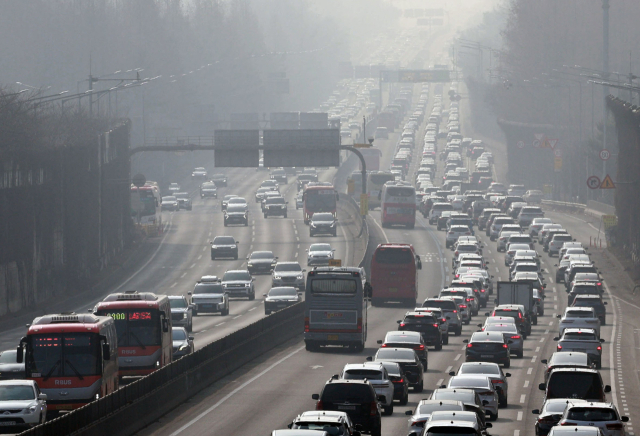 설날 당일 귀경길 정체 계속…자정 이후에야 '원활' 전망