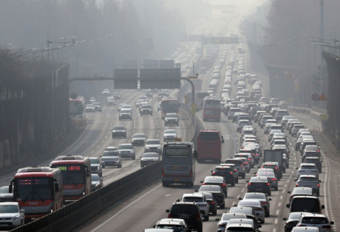 설날 당일 오후 귀경길 정체 계속…자정 이후에야 원활 전망