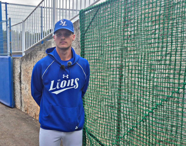 삼성 라이온즈의 맷 매닝이 최일언 수석코치(오른쪽에서 세 번째)의 조언 아래 하체를 잘 활용하는 방법을 익히고 있다. 채정민 기자