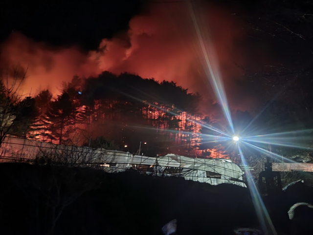 17일 오후 5시 51분쯤 봉화군 춘양면 석현리 일원에서 산불이 발생한 후 주불을 잡았지만, 재발화되면서 산불이 또 다시 발생해 산림 당국이 진화에 나섰다. 봉화군 제공