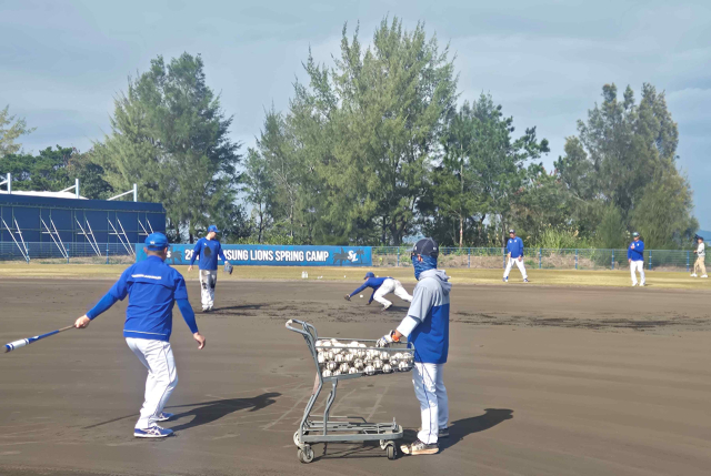 박진만 삼성 라이온즈 감독이 내야수 전병우와 김재상(왼쪽에서 두 번째와 세 번째)을 상대로 펑고 훈련(타구를 잡는 훈련)을 진행하고 있다. 채정민 기자