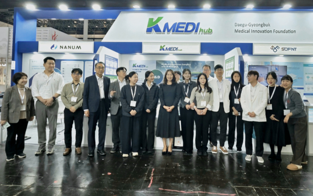 지난해 11월 독일 뒤셀도르프에서 개최한 국제의료기기전시회에 마련한 케이메디허브 공동관에서 참석자들이 기념 촬영을 하고 있다. 케이메디허브 제공