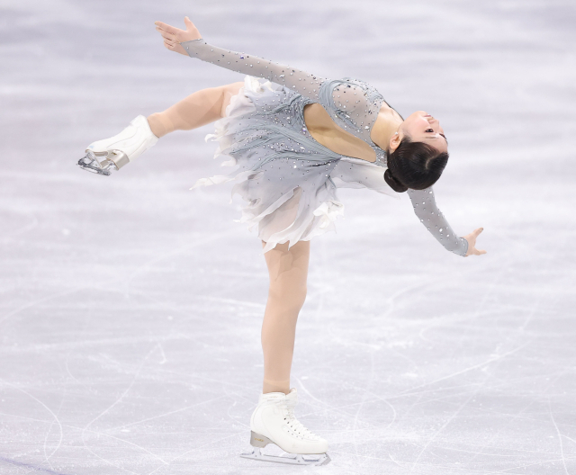 17일(현지시간) 이탈리아 밀라노 아이스스케이팅 아레나에서 열린 2026 밀라노·코르티나담페초 동계올림픽 여자 싱글 쇼트 프로그램에 출전한 신지아가 연기를 펼치고 있다. 연합뉴스