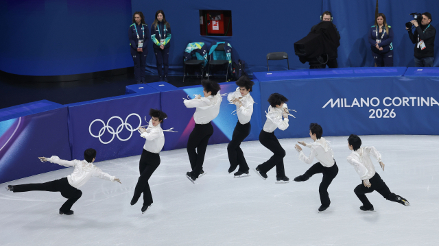 13일(현지시간) 이탈리아 밀라노 아이스스케이팅 아레나에서 열린 2026 밀라노·코르티나담페초 동계올림픽 남자 싱글 프리 스케이팅에 출전한 차준환이 연기를 펼치고 있다. 7장 포토샵 레이어 합성. 연합뉴스