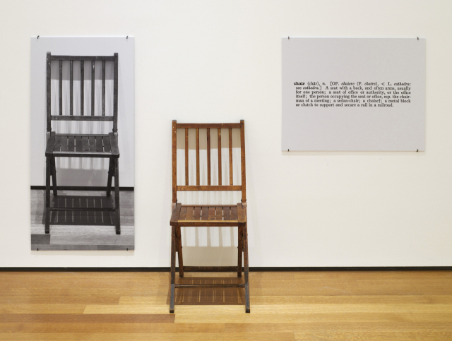 조셉 코수스의 1965년 작품 〈하나 그리고 세 개의 의자〉